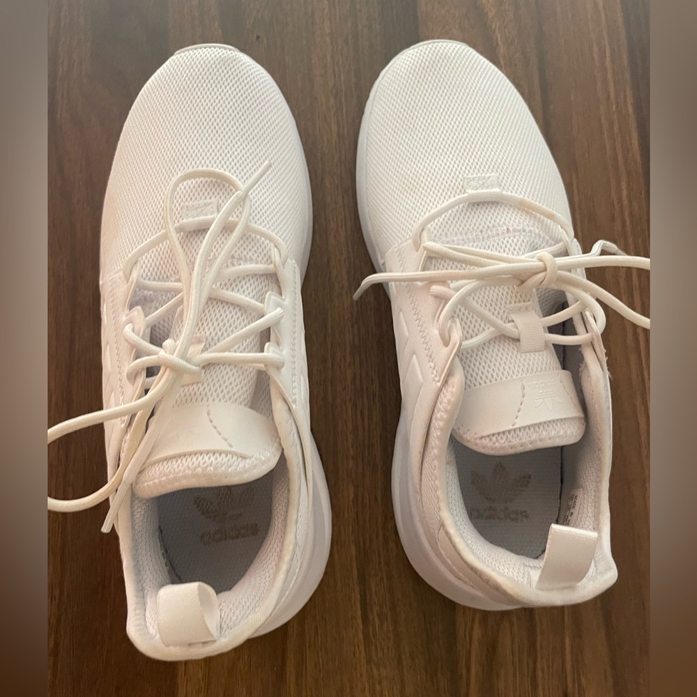 Women’s white Adidas 🏃🏻‍♀️👟 size 7